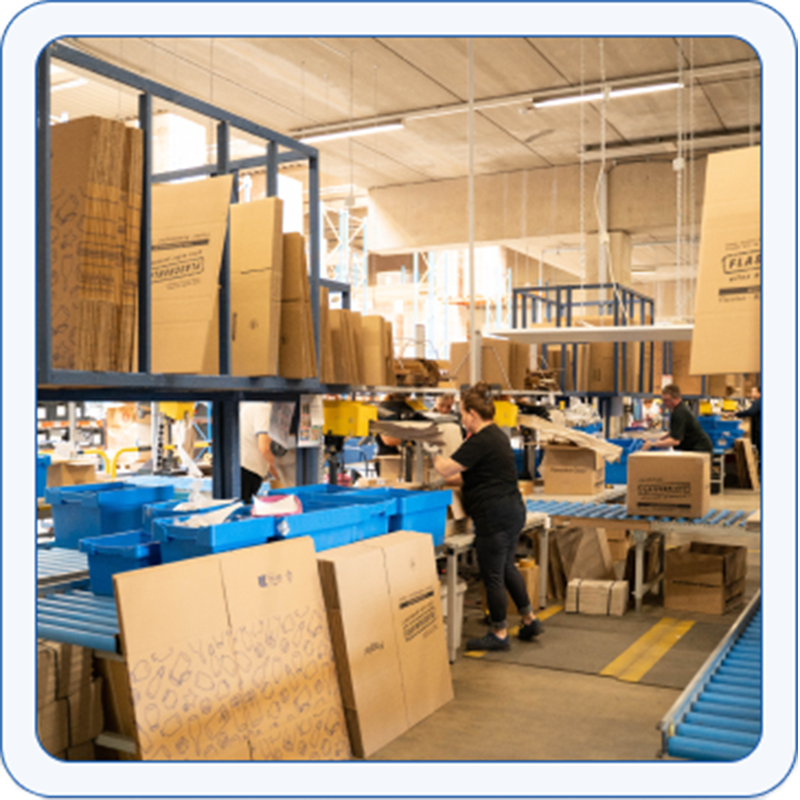 Femme sympathique en logistique emballant les expéditions