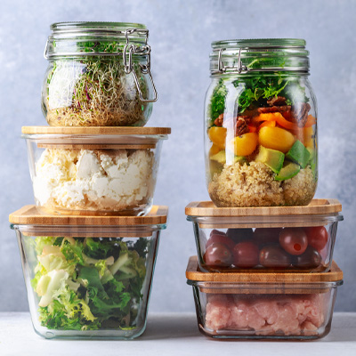 Image d'ambiance : Groupe de plusieurs bocaux de conservation pour la cuisine par lots