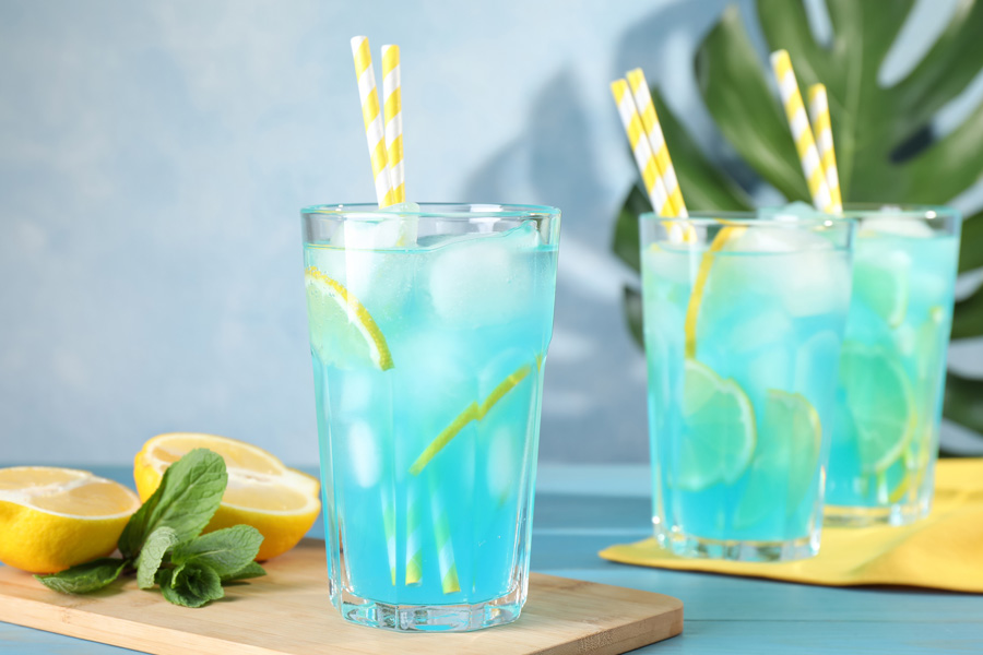 Recette Limonade Les Bleus Image d'ambiance : Trois verres à boire sont remplis de limonade bleue.