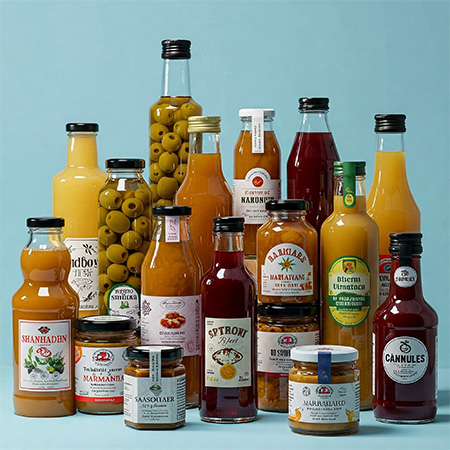 Groupe de bocaux et de bouteilles remplis de nourriture