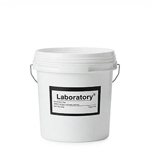 Exemple de produit : Un seau blanc avec couvercle porte une étiquette noire et blanche avec l'inscription « Laboratoire »
