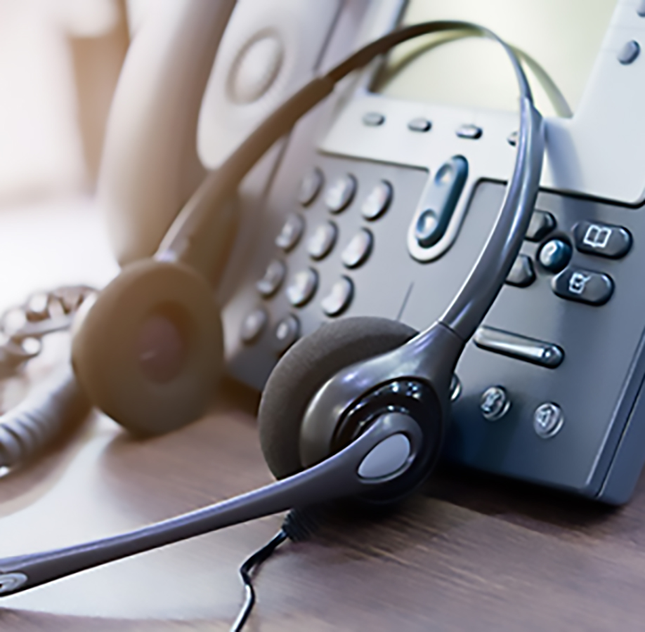 Vous avez d'autres questions ? Ambiance du service client : téléphone avec casque penché